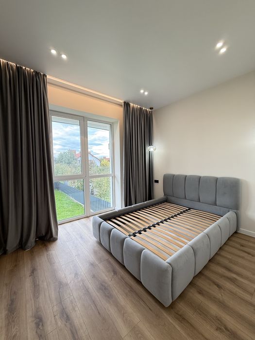 Продам сучасний будинок у передмісті. Ніхто не проживав