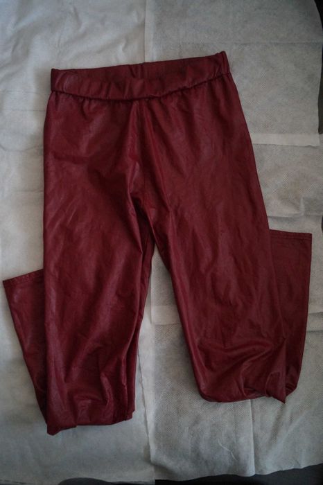 Czerwone legginsy z eko-skóry