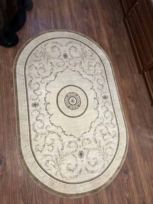 Килим молочного кольору