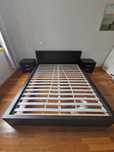 Cama com estrado e 2 mesinhas de cabeceira