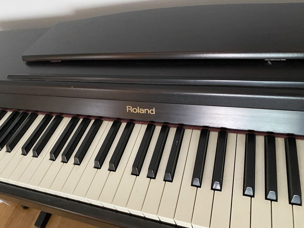 Piano Roland HP137