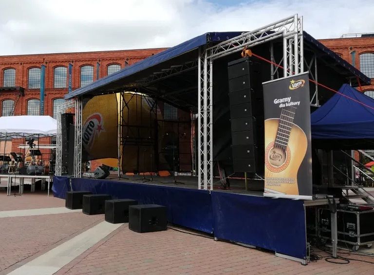 Wynajem sceny, organizacja i obsluga imprez oraz wesel plenerowych.