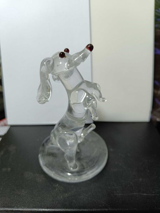 Szklana figurka jamnika