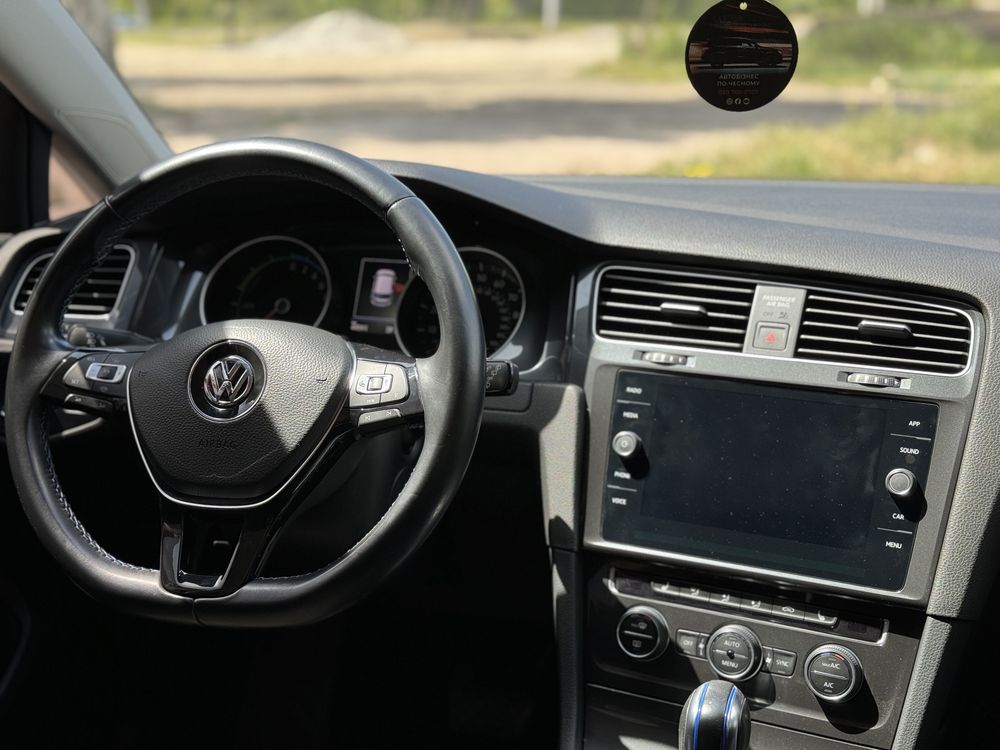 Продам Volkswagen E-Golf 2019 рік