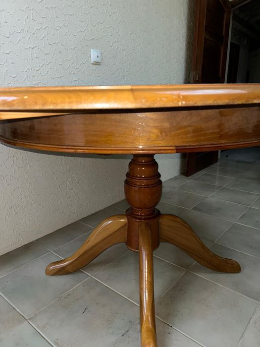 Mesa de cerejeira em ótimo estado
