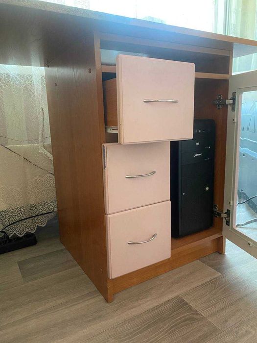 Меблі у дитячу кімнату.  Комп'ютерний стіл.  Куточок школяра.