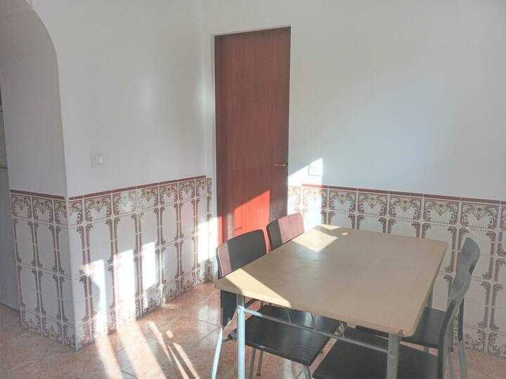 Quarto, perto do Polo Universitário da Ajuda