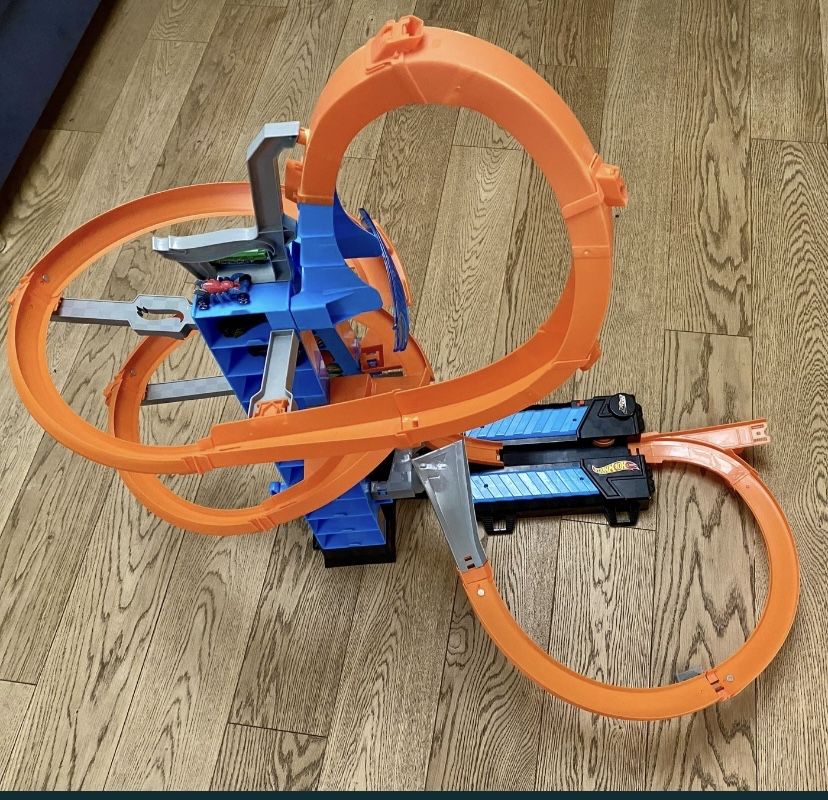 Hot Wheels podniebna kraksa tor wyscigowy
