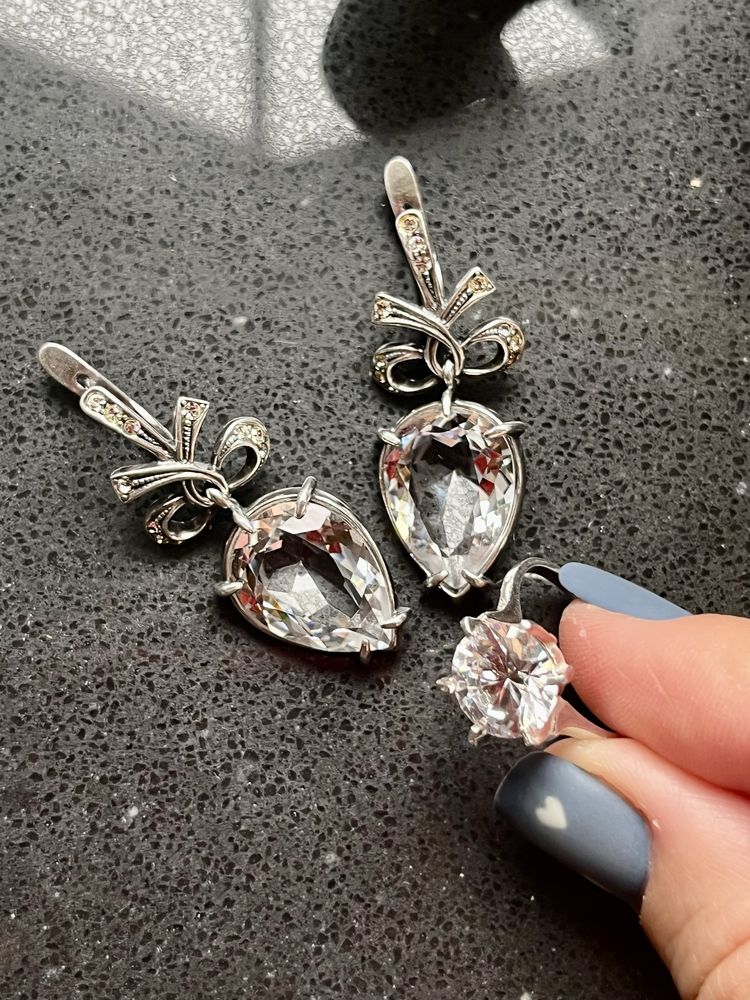 Комплект з кристалами Swarovski: сережки та кільце з кристалами.