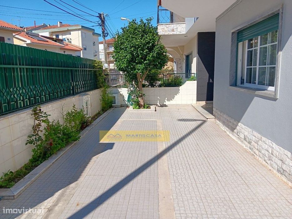 Moradia T4 totalmente remodelada, garagem, sotão e espaço exterior,...