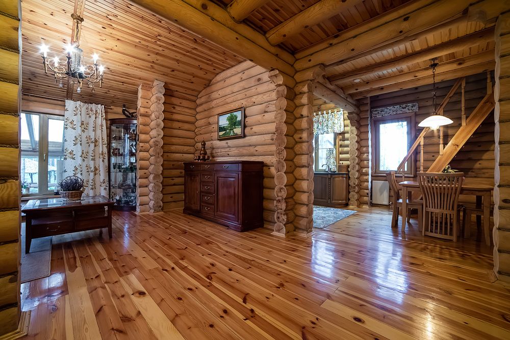 Еко-будинок з карпатського зрубу в сосновому лісі. Романків.