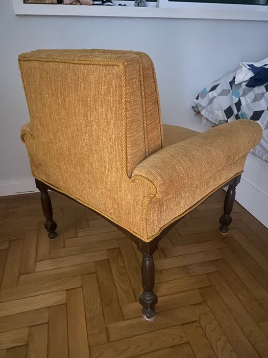 Cadeirão amarelo mostarda