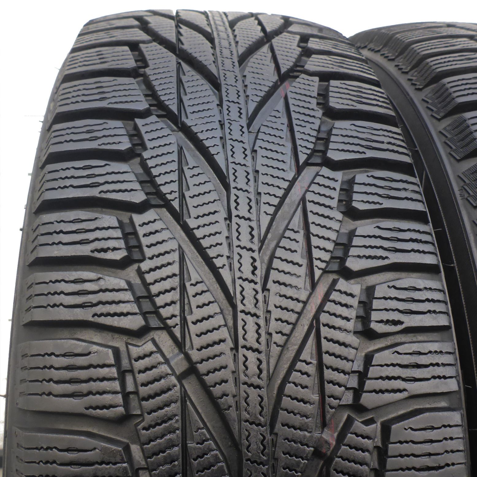 215/70/16 Nokian 215/70R16 100R Hakkapeliitta R2 Zima 2015 6,2-7,5mm