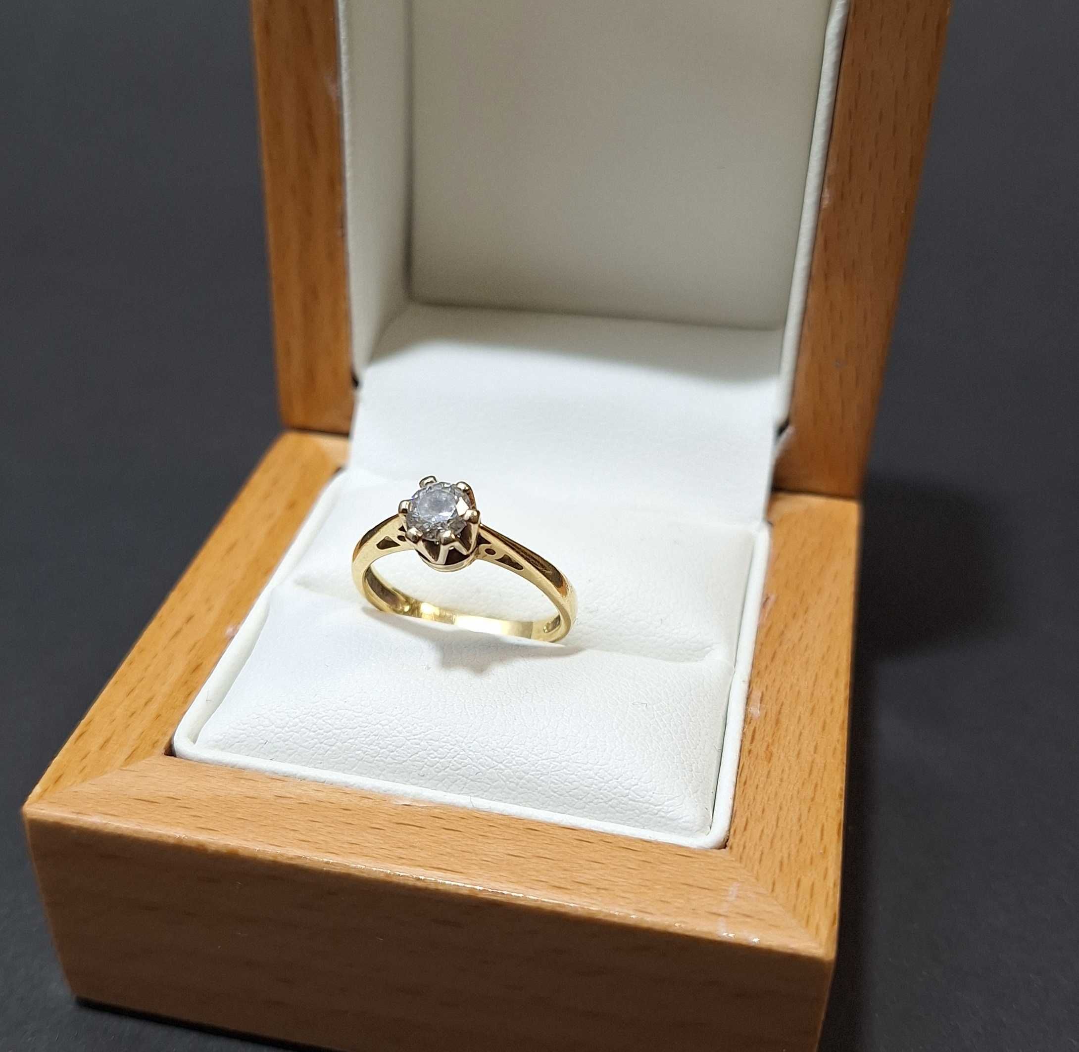 złoty pierścionek z cyrkonią 2,6G 585 R.11