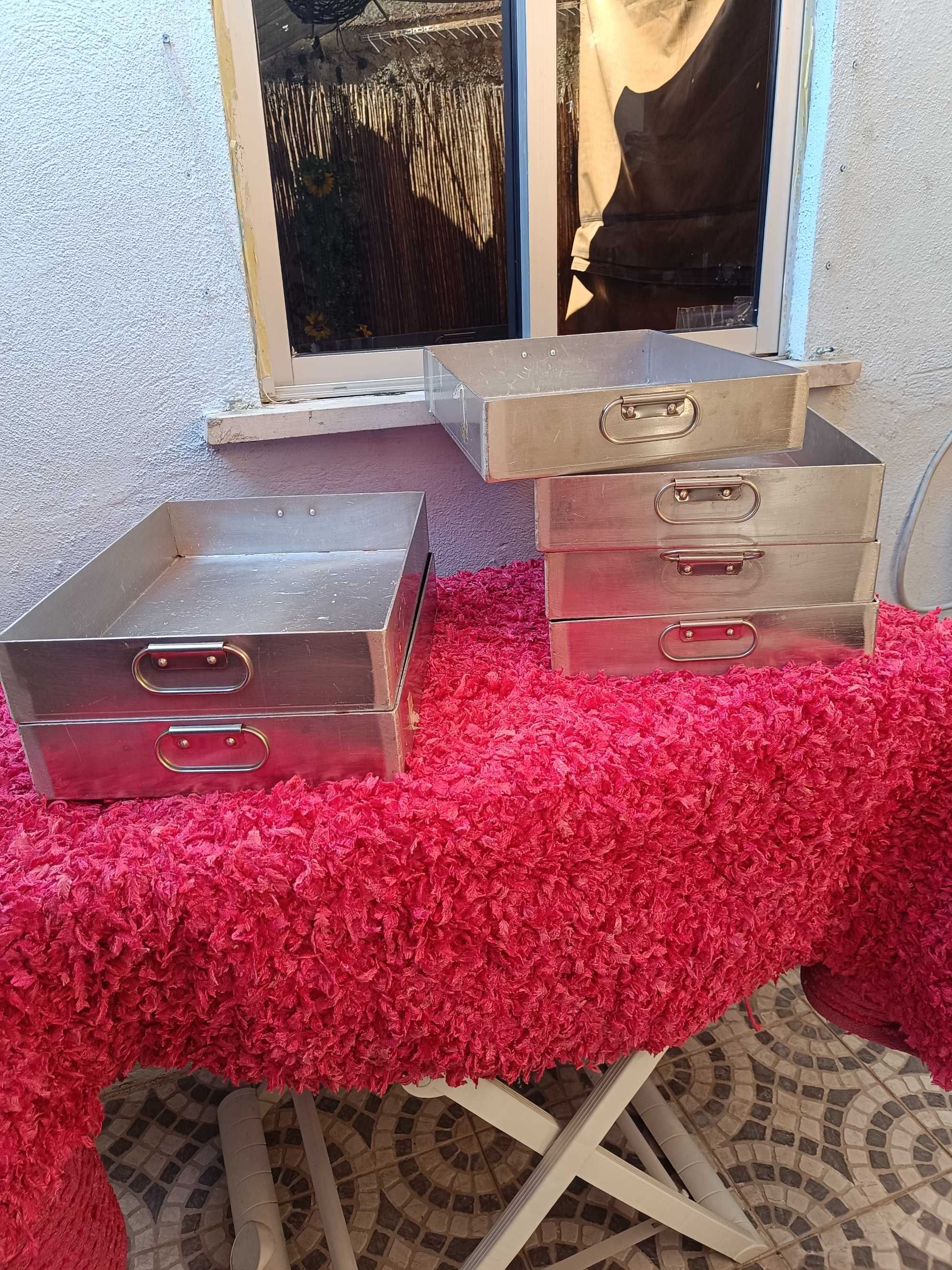Tabuleiros em inox pouco uso.