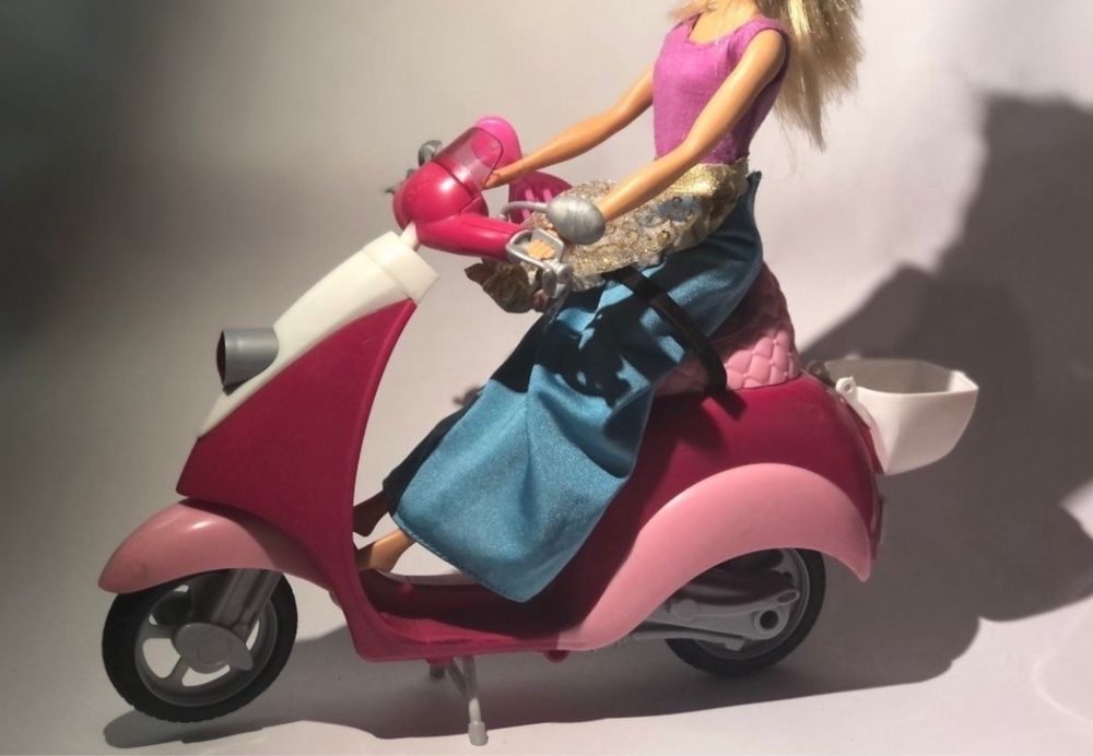 Vespa da Barbie Scooter da Mattel cor de rosa