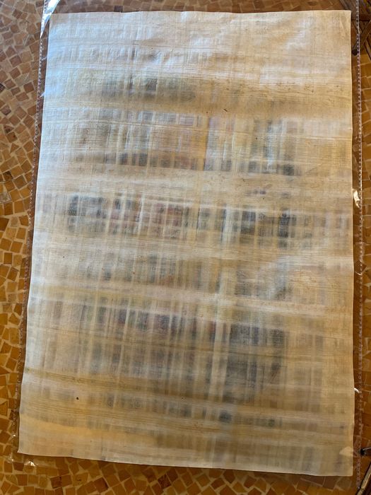 Papiro pintado com figuras egípcias