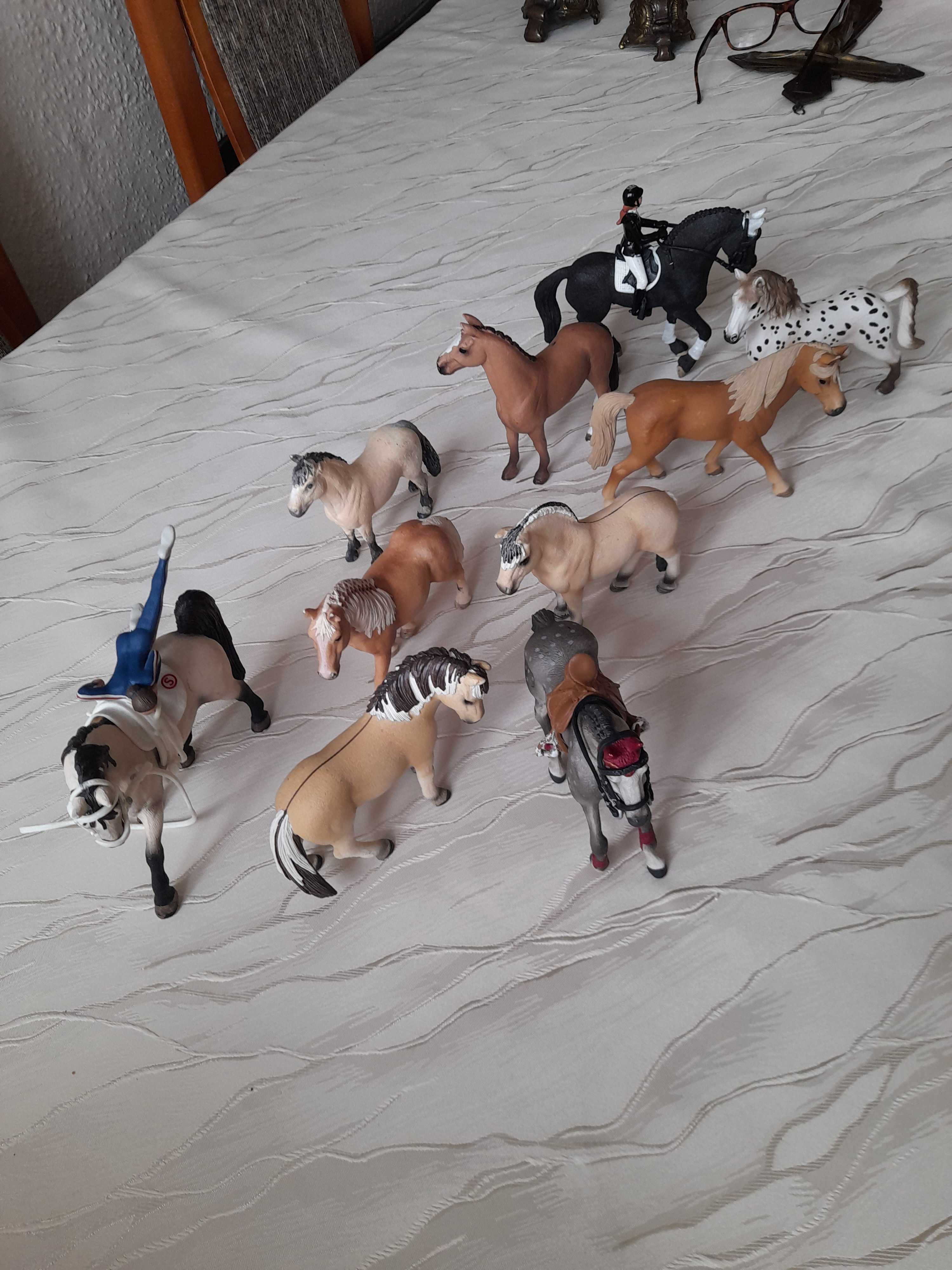 Vintage Schleich kolekcjonerskie figurki koni wraz z akcesoriami