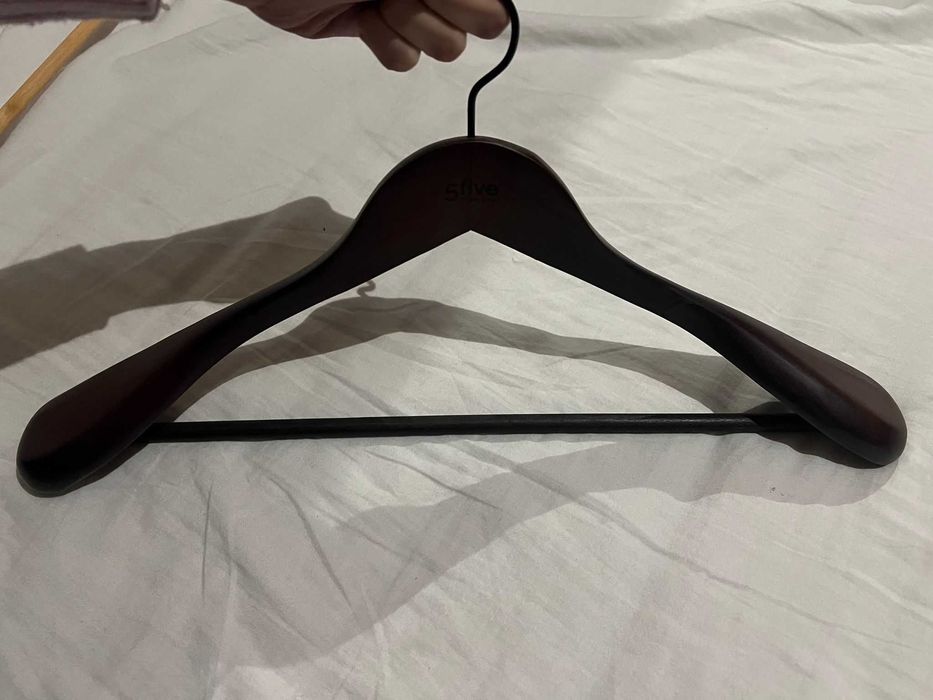 Cabides de Madeira para Fatos/Casacos Ombro Largo (5 Claros 3 Escuros)