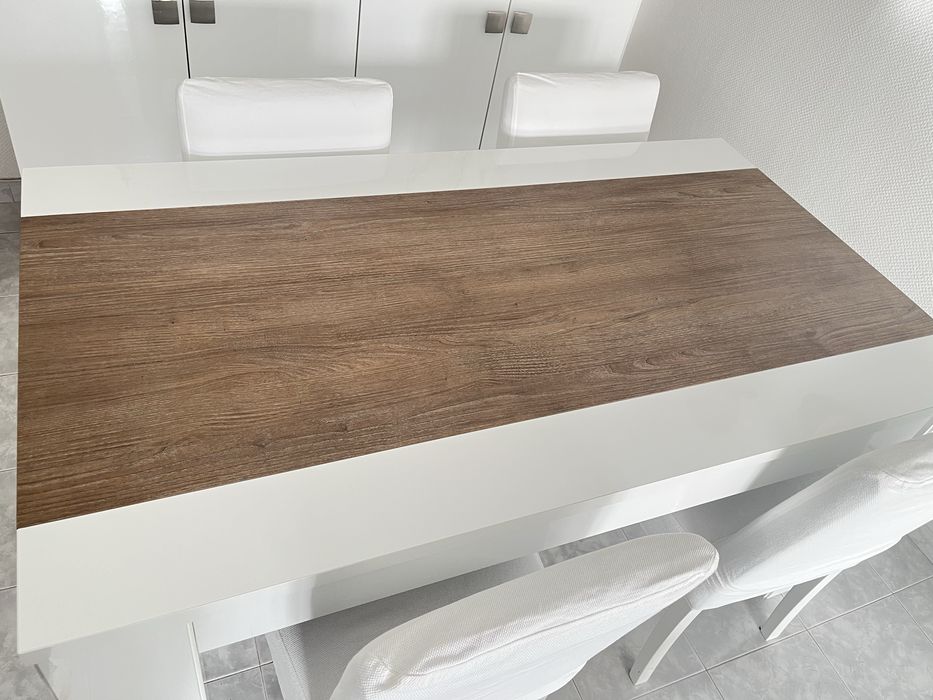 Mesa c/ cadeiras e aparador