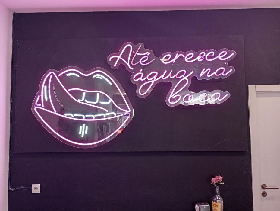 Luzes néon "Até cresce água na boca"