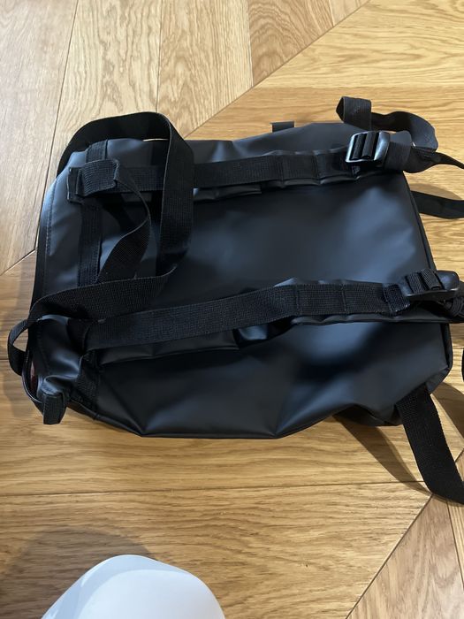 Чорний рюкзак середнього розміру