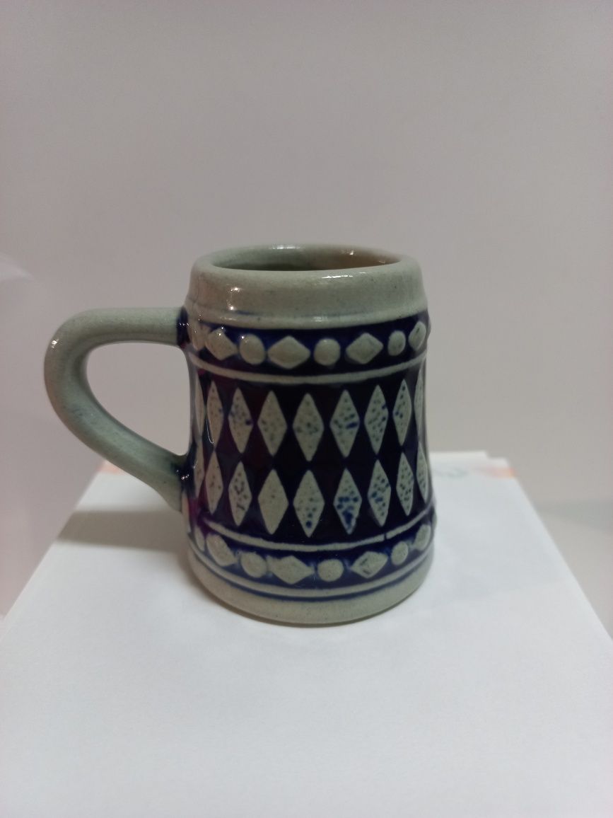 Pequena caneca de cerveja em cerâmica inglesa