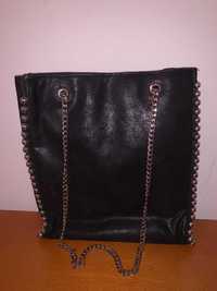 Bolsa de mulher de cor preta com feixo