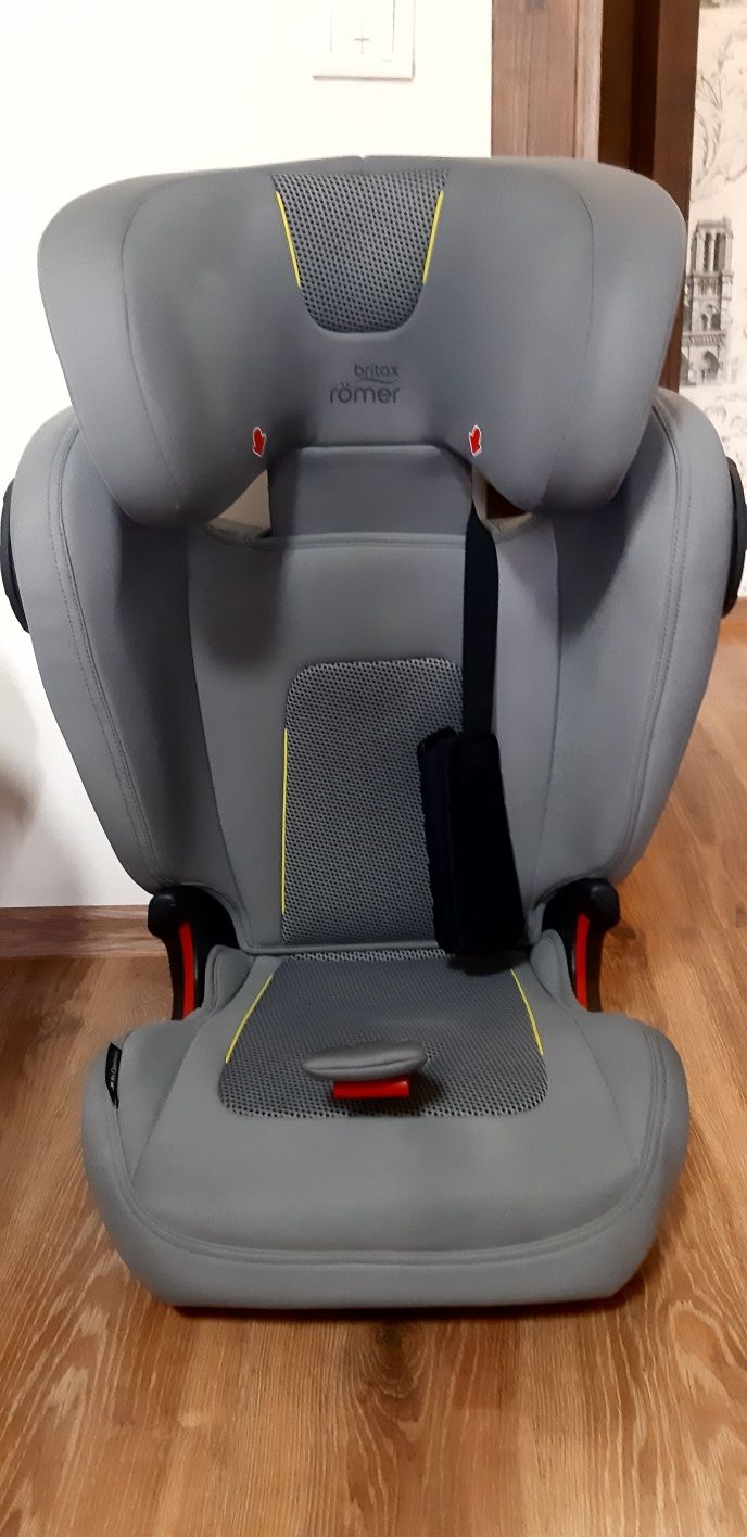 Дитяче автокрісло "britax römer"