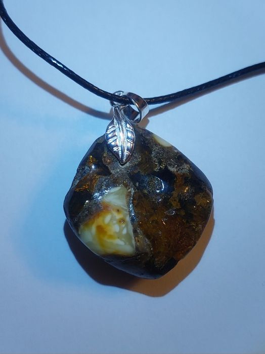 oryginalny bursztyn z białymi inkluzjami