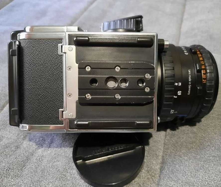 Hasselblad 501CM with lens Planar 80mm f/2.8 CFE