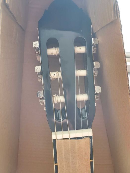 класична гітара чорна глянцева з посиленим грифом нова хромовані колки