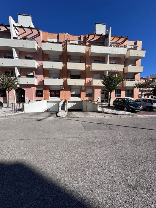 Aluga-se parqueamento (ideal para Moto)