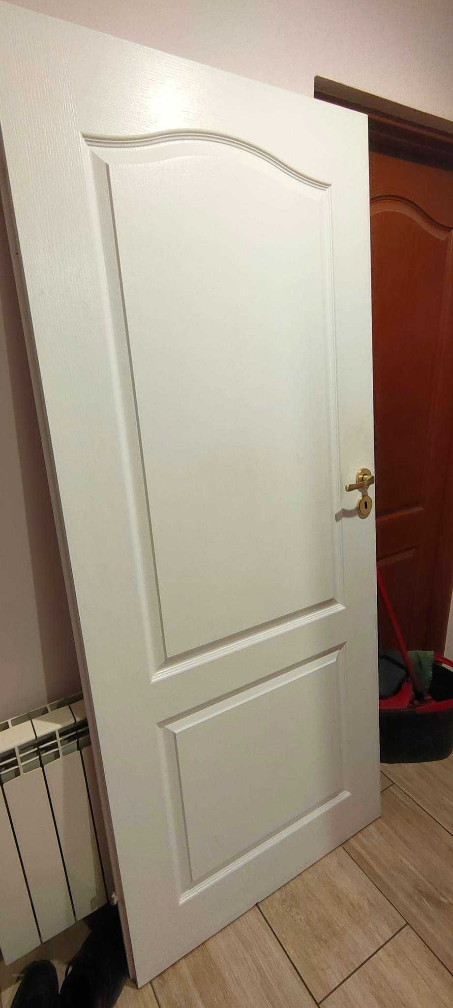 Drzwi wewnętrzne białe 80'