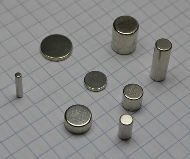 Magnesy neodymowy na tablicy magnetyczną szklaną gabloty magnes