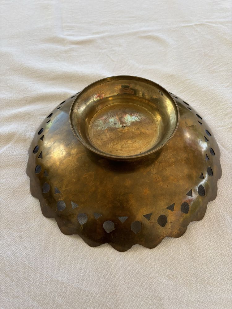 Taça de metal médio oriente