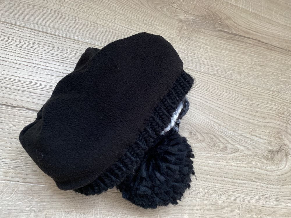 Zimowa czapka z pomponem na polarze jak nowa
