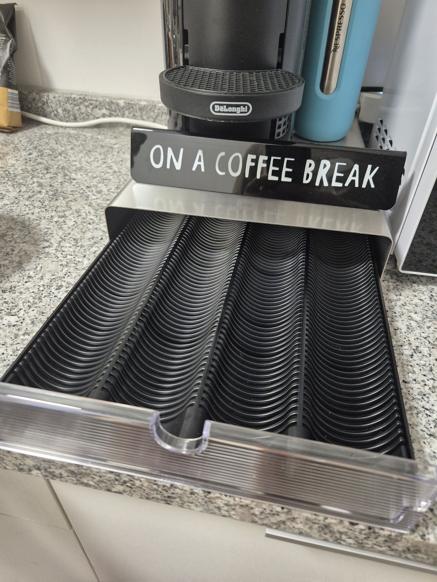 Máquina de café + Organizador de cápsulas Nespresso