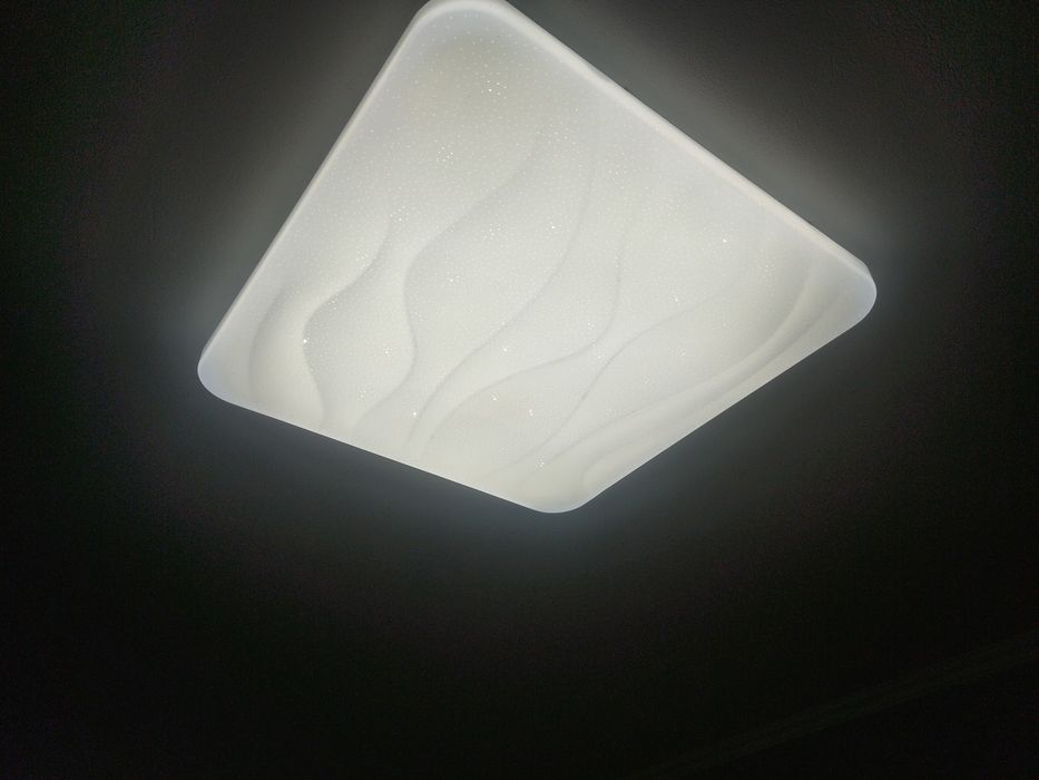 Продам лед люстру.