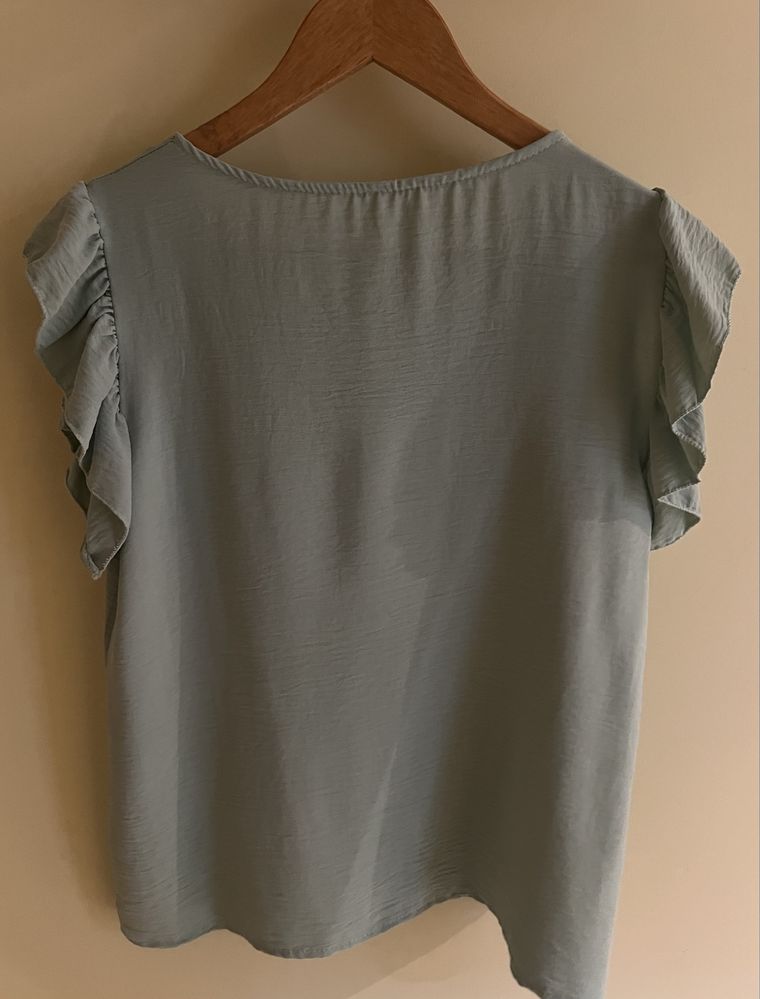 Blusa verde com folhos