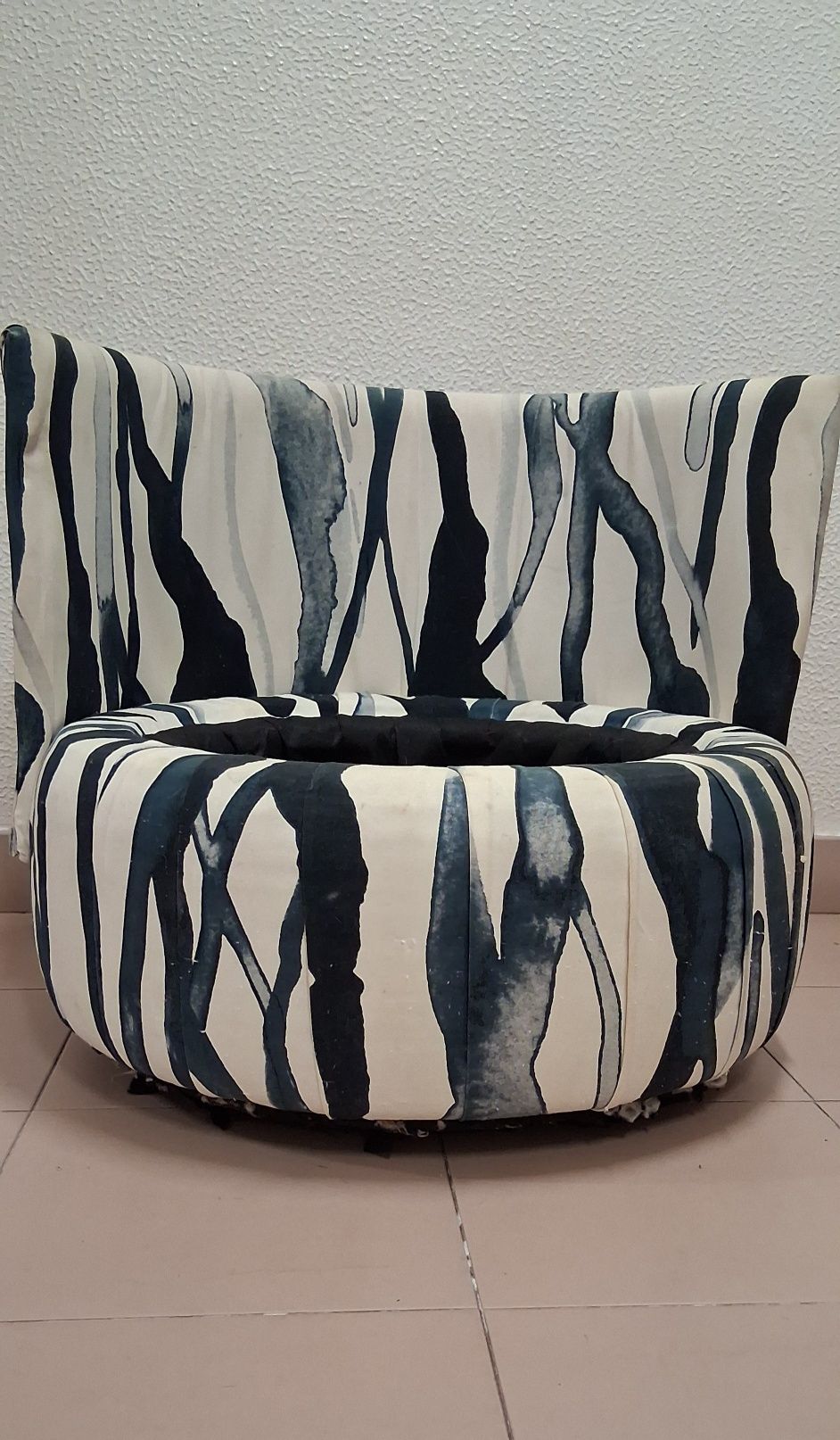 Cadeirão sem braços elegante de estilo moderno
