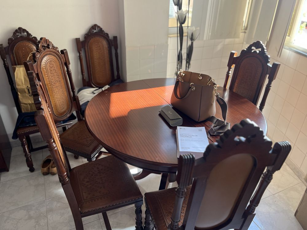Conjunto mobilia e mesa e cadeiras