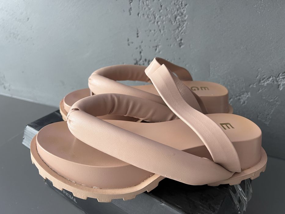 Шльопанці EGO з кожзама під шкіру,розмір 36.Один раз вдягнуті.