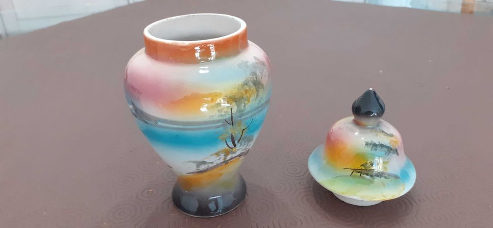 Pote em porcelana, com tampa