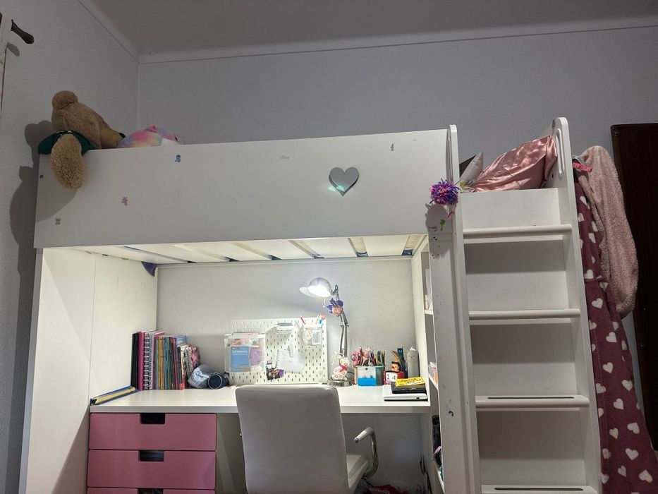 Cama alta, com secretária com 4 gavetas e roupeiro SMÅSTAD (IKEA)
