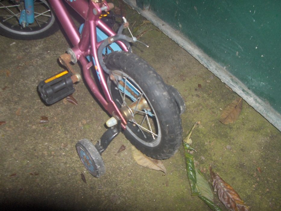 Bicicletas de menina com rodinhas, como novas.