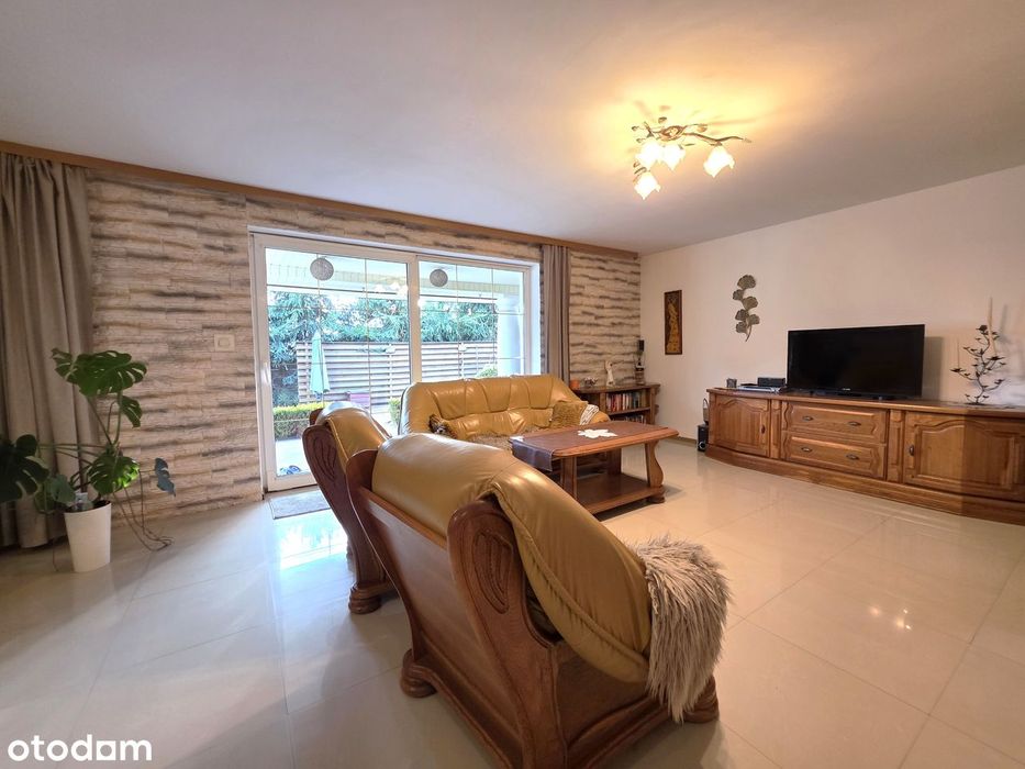 Dom 5/6 pokoi_taras_kominek_fotowoltaika_oddzielny garaż