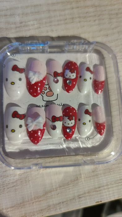 Paznokcie Hello Kitty przyklejane na naklejki
