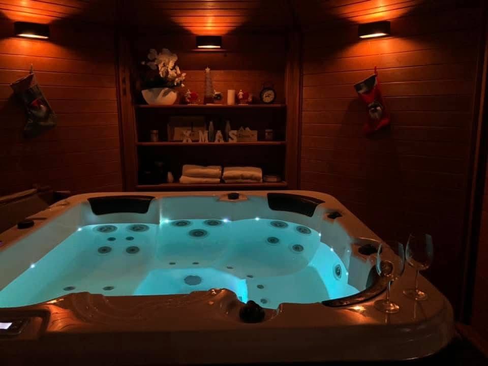 Jacuzzi ogrodowe z altanką