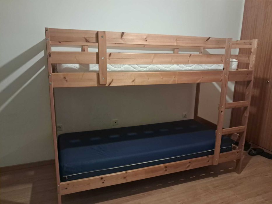 Vendo Beliche de madeira e 2 colchões